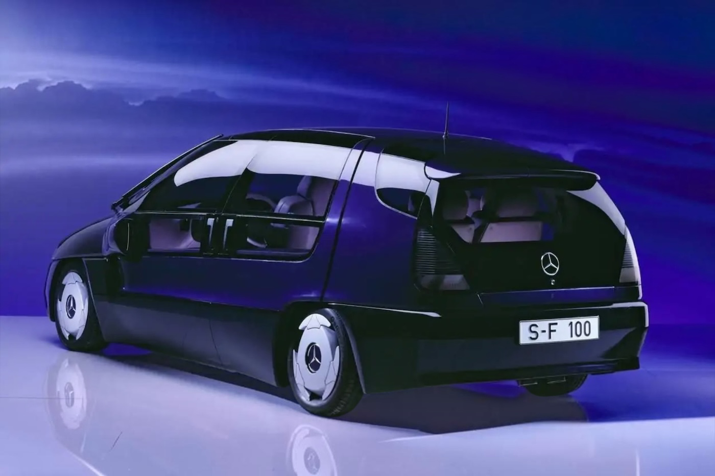 Этот Mercedes из 1990-х умел больше, чем многие машины в 2026 году