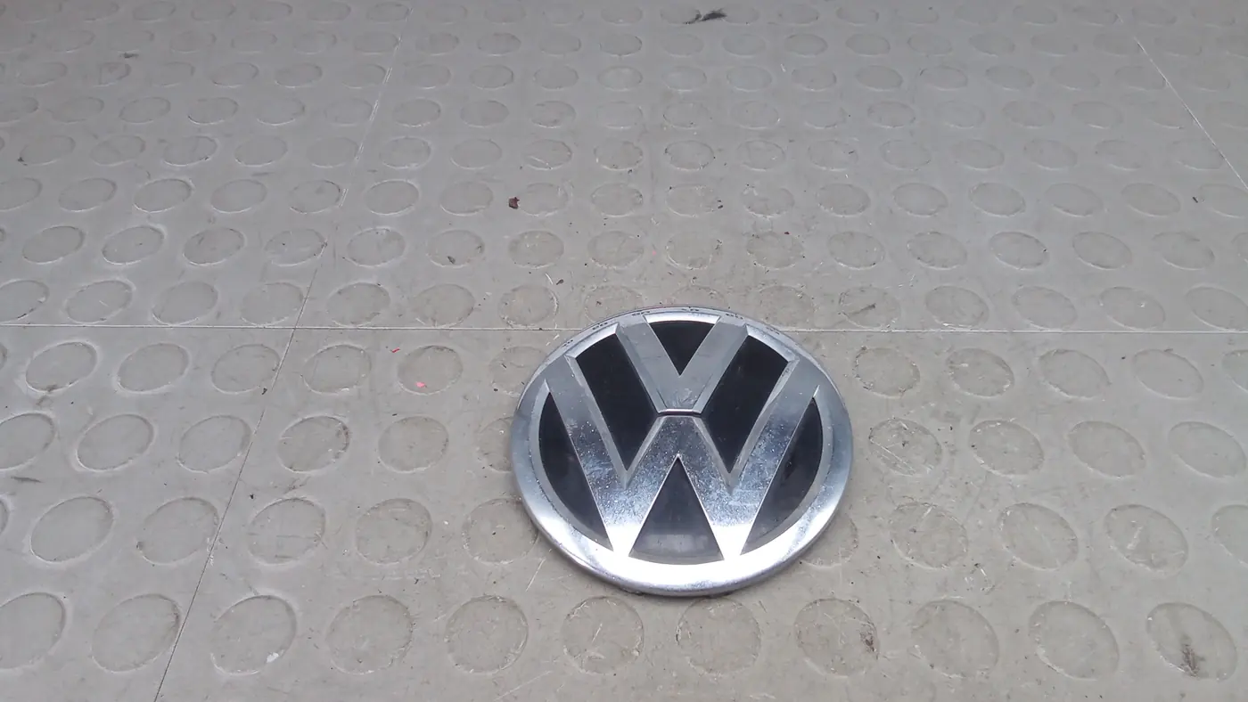 Эмблема к Volkswagen Passat 2016