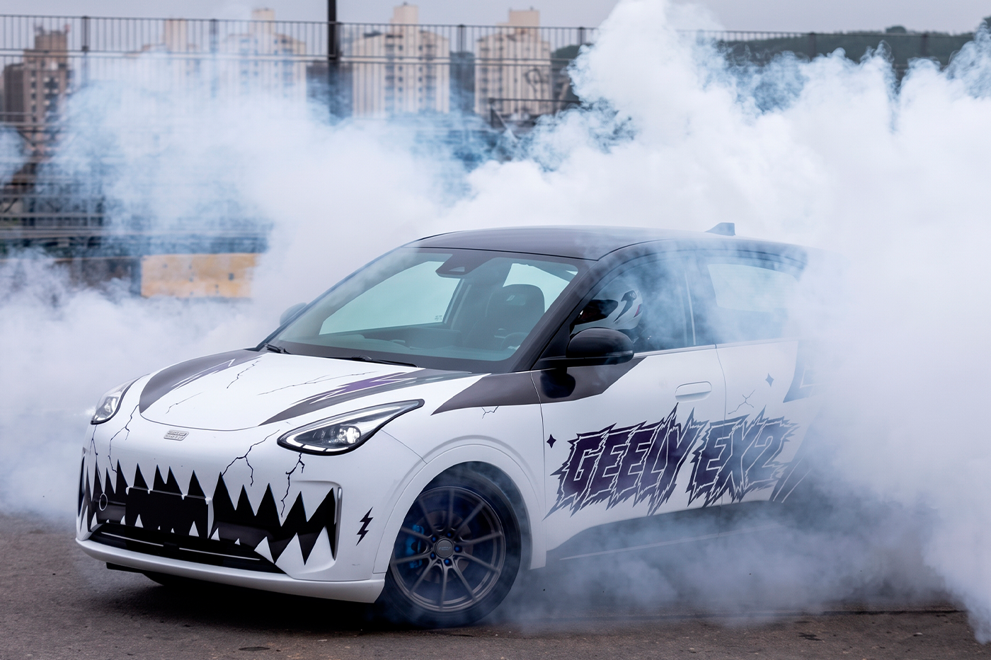 Geely EX2 получил экстремальную версию с гидроручником