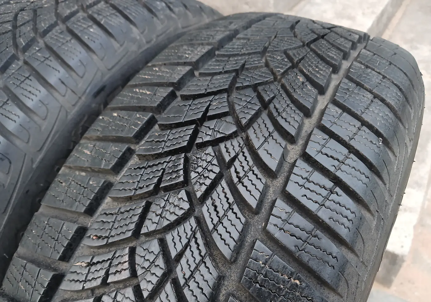 R16 215 60 Goodyear UltraGrip Performance +