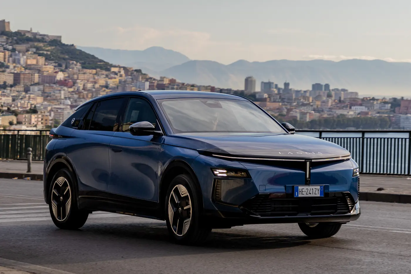 Lancia возродила Gamma: теперь это электрифицированный паркетник