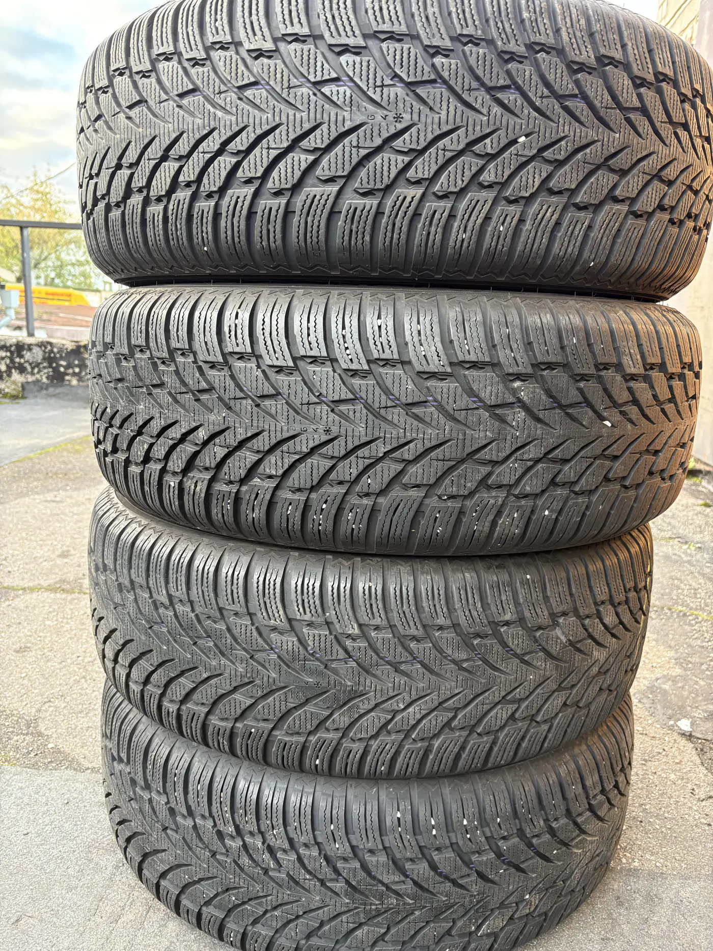 R18 235 60 Nokian Tyres WR suv4