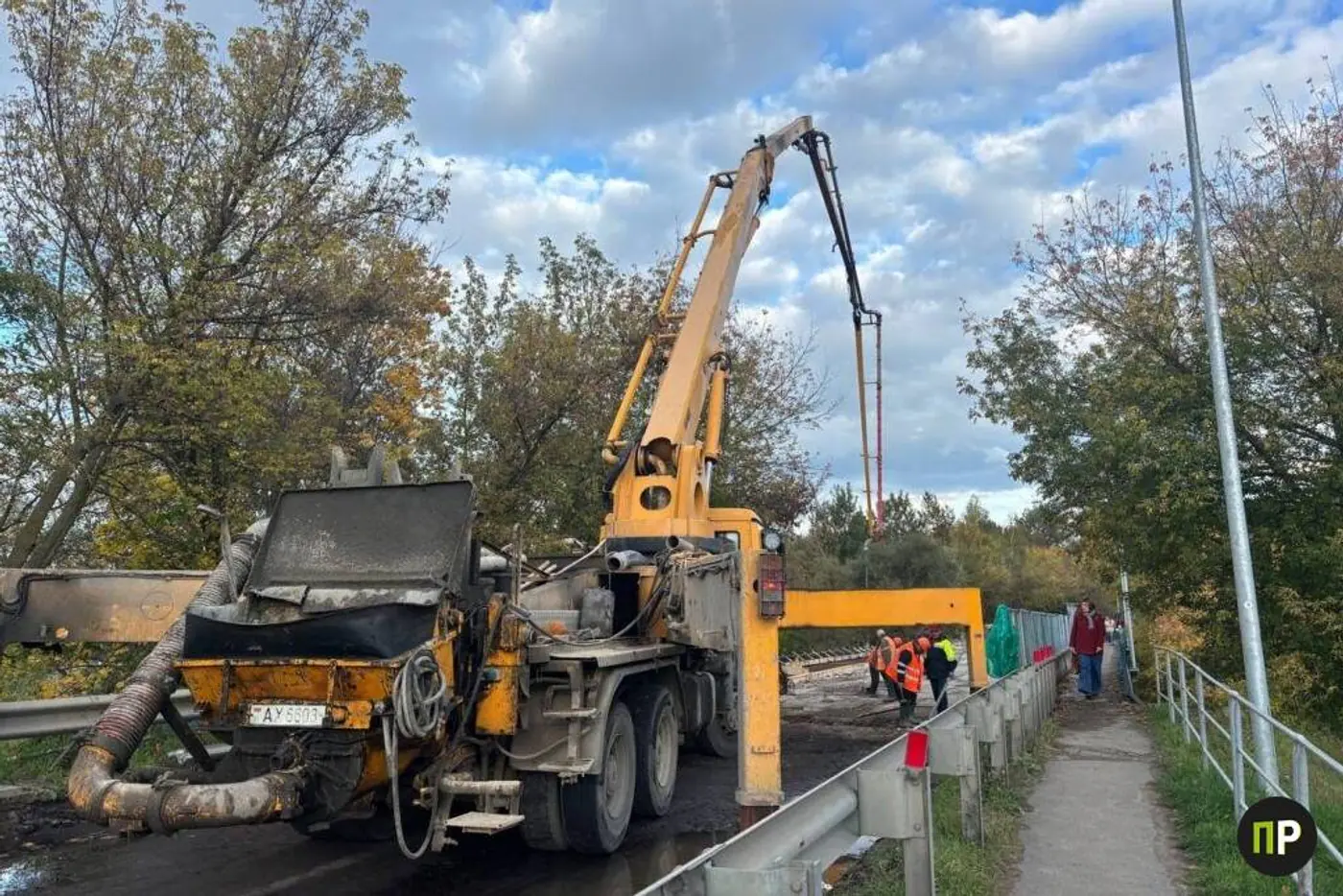 Мост через Свислочь закрыт. Жители соседних деревень жалуются на поток машин
