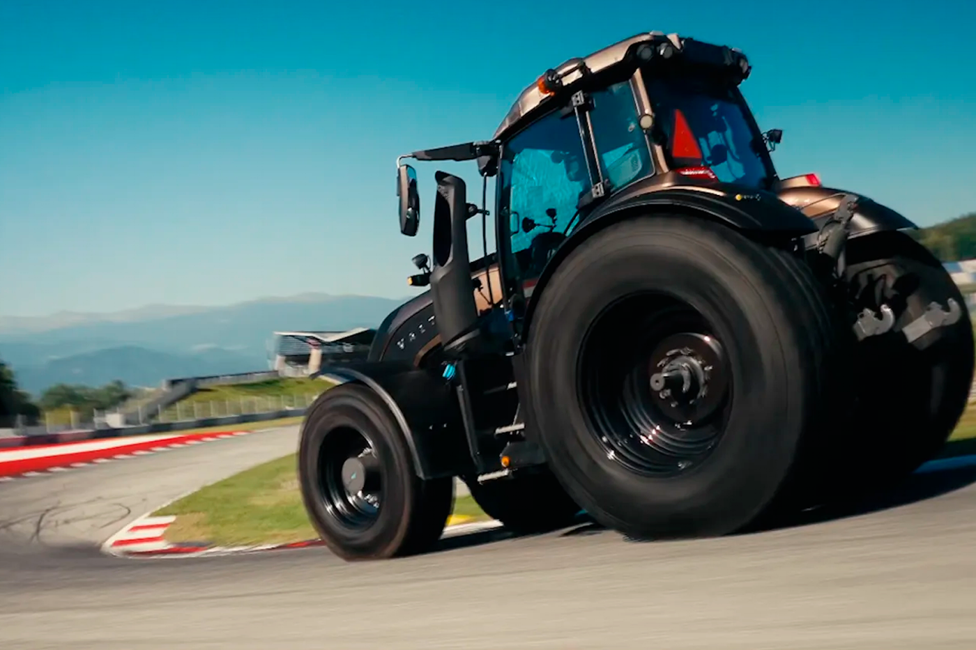 Трактор Valtra переписал историю Red Bull Ring необычным рекордом
