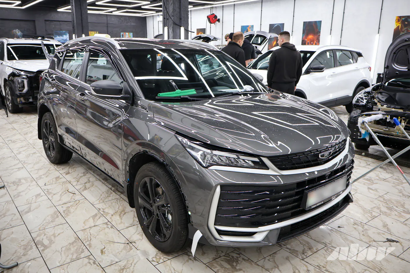 От камней до парковочных царапин: семь причин защитить кузов пленкой Fenix